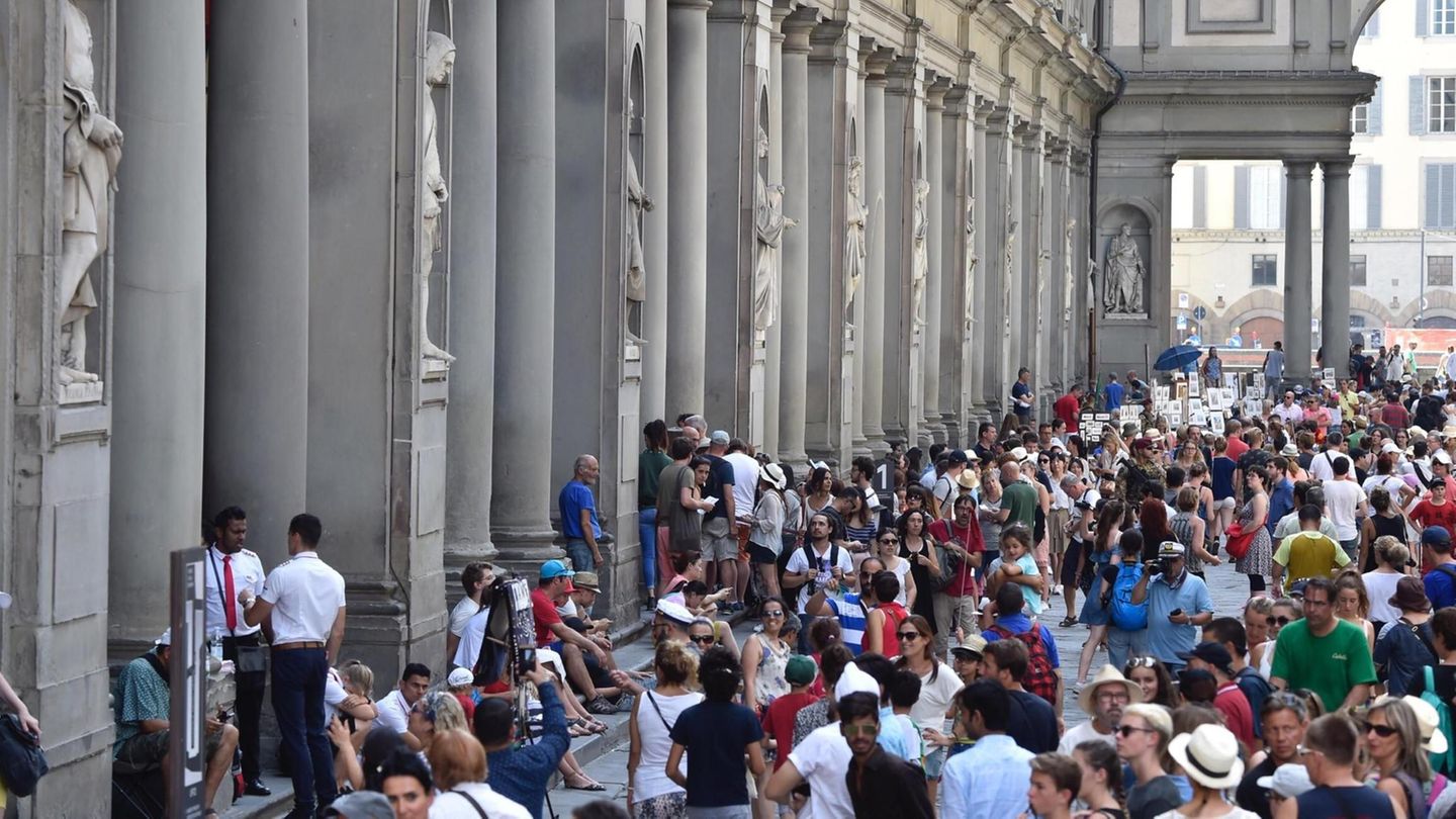 Florenz: Besucher warten vor den Uffizien