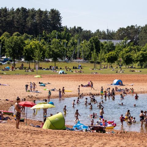 Ausflügler am Brombachsee in bayern