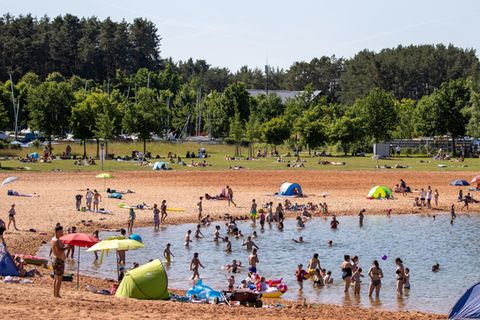 Ausflügler am Brombachsee in bayern