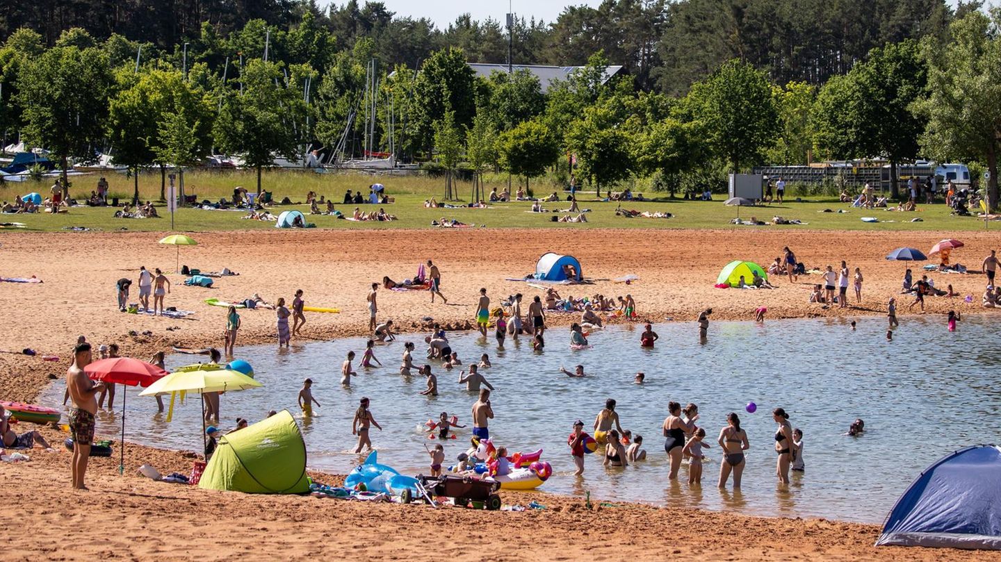 Ausflügler am Brombachsee in bayern