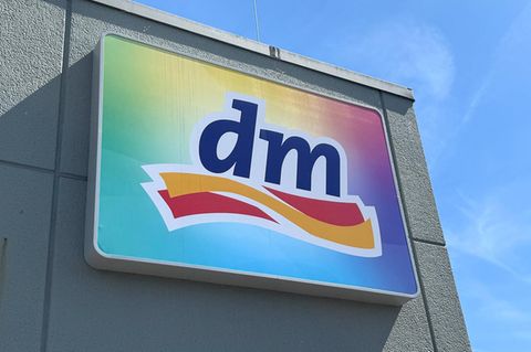 dm drogeriemarkt Rückruf Symbolbild: dm-Logo