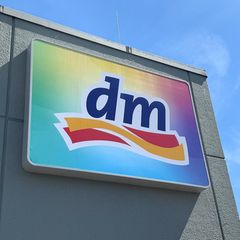 dm drogeriemarkt Rückruf Symbolbild: dm-Logo