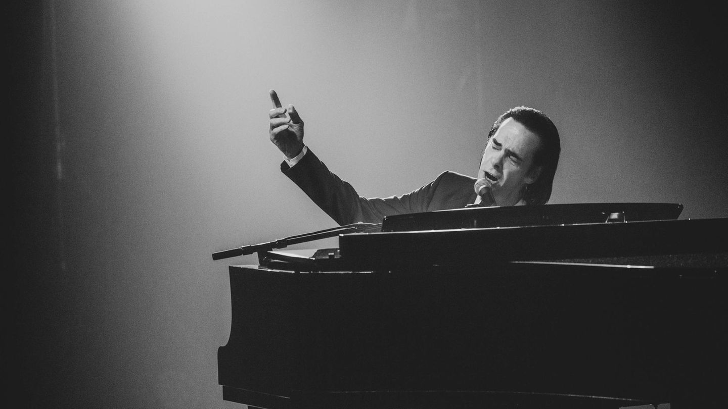 Auftritt-in-Elbphilharmonie-Nick-Cave-solo-in-Hamburg-R-ckkehr-zu-den-dunklen-Momenten