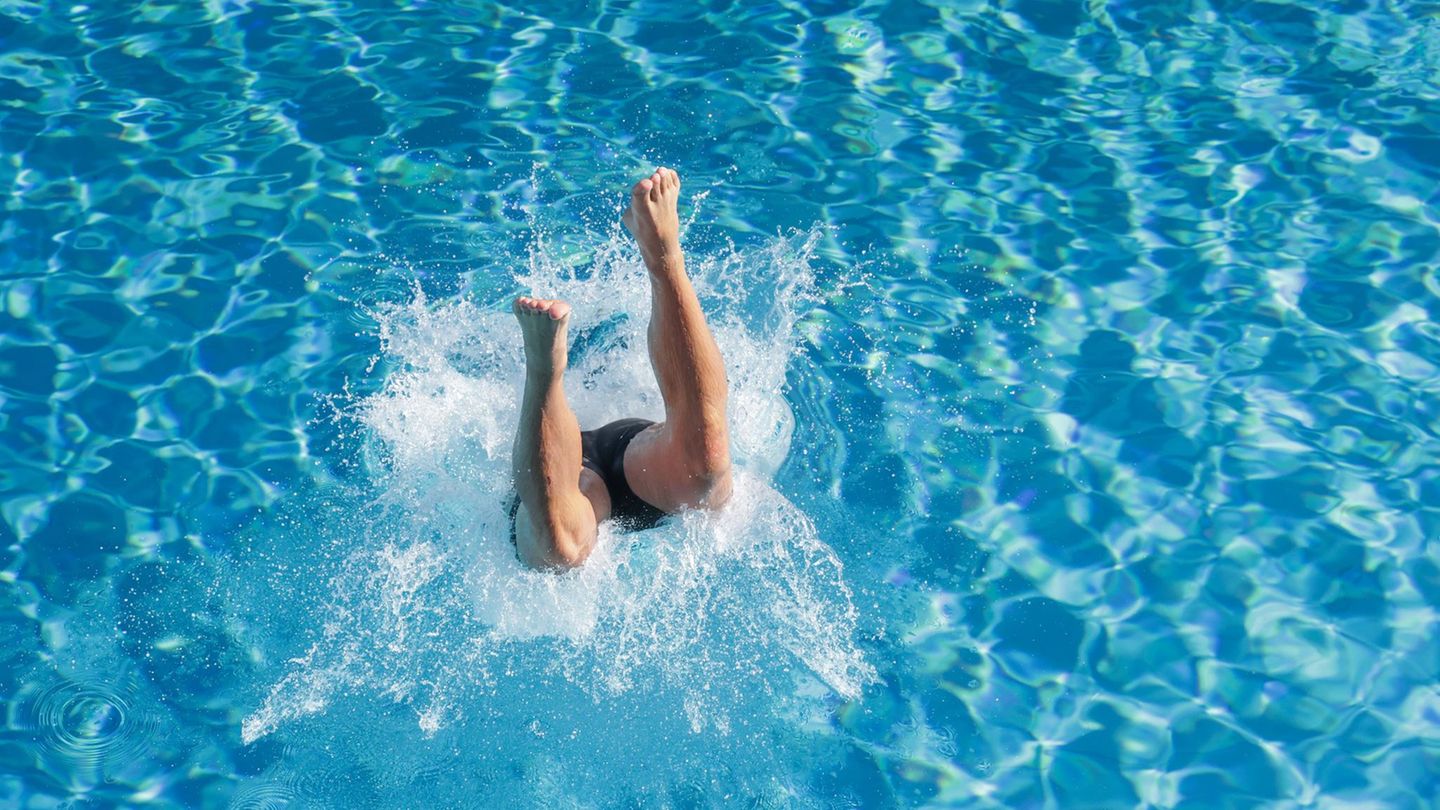Sigmaringen, Deutschland. 30 Grad werden es rund um die Schwäbische Alb. Mehr als ein guter Grund, um ins frische Wasser einzutauchen