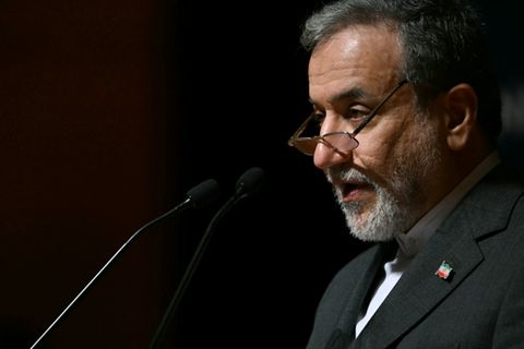 Abbas Araghtschi bei Pressekonferenz in Istanbul
