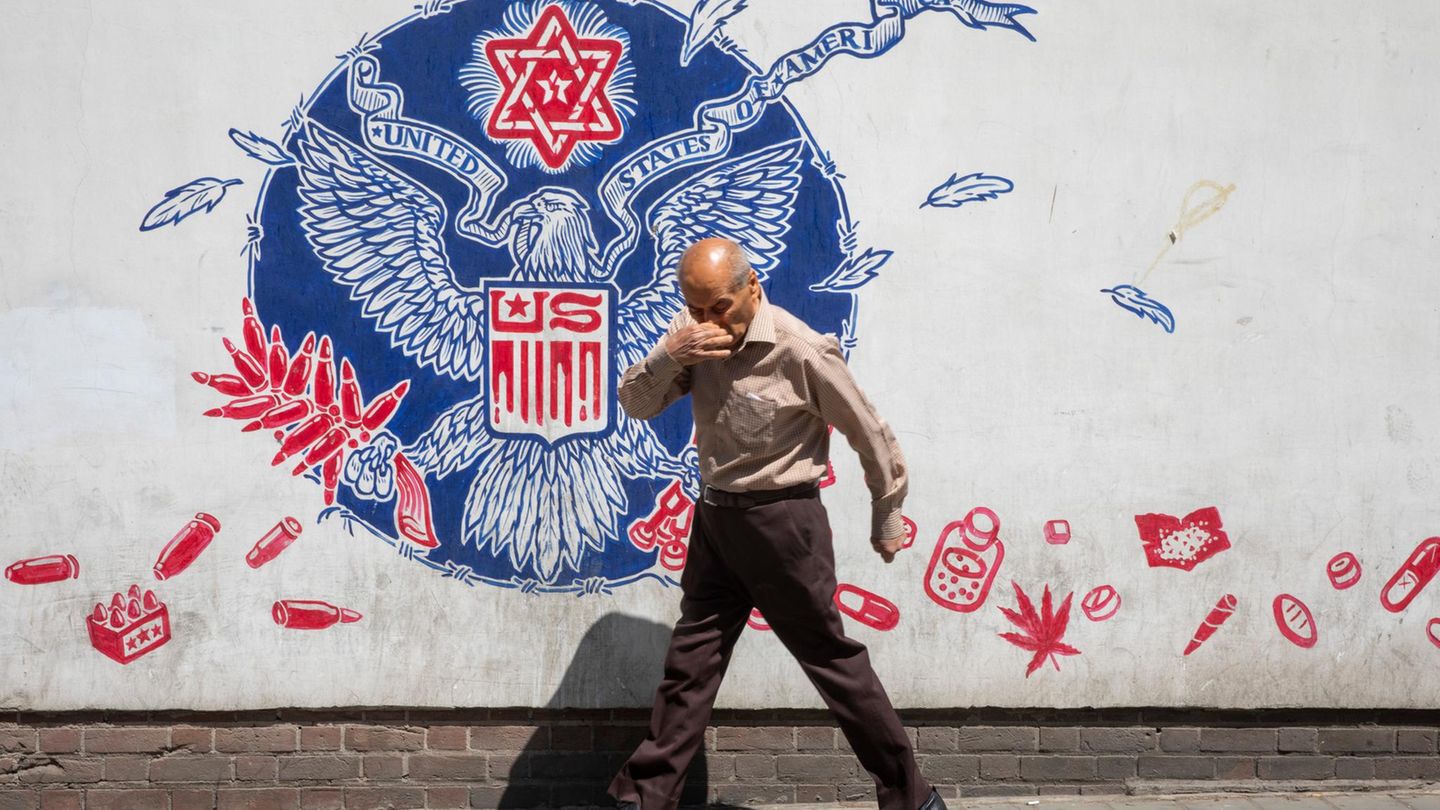 Iran USA Aufmacher Feindbild: Viele Graffitis in Teheran drohen den USA und Israel, den Erzfeinden des Iran. Doch wozu ist das Regime nach den jüngsten US-Schlägen auf sein Atomprogramm noch fähig?