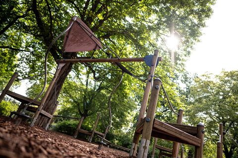 Heidelberg: Ast erschlägt Vater auf Spielplatz (Symbolbild)