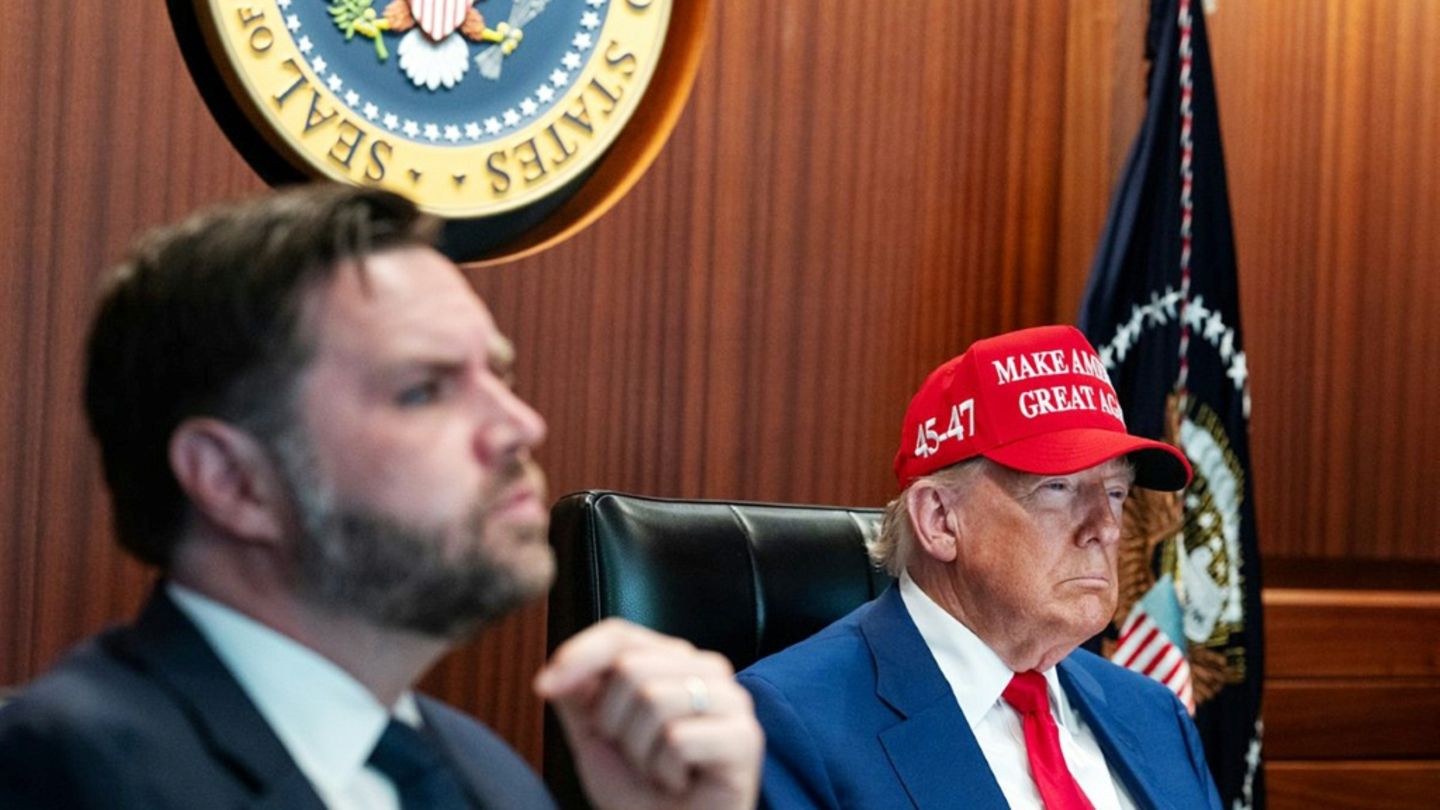 Vance (l) mit Trump im Lageraum des Weißen Hauses