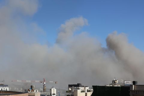 Dicke Rauchschwaden ziehen über Teheran