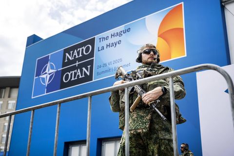 Ein Soldat vor dem Gelände des Nato-Summit