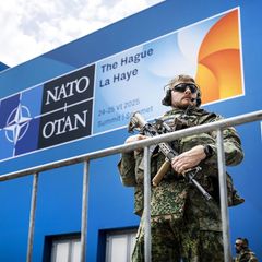 Ein Soldat vor dem Gelände des Nato-Summit