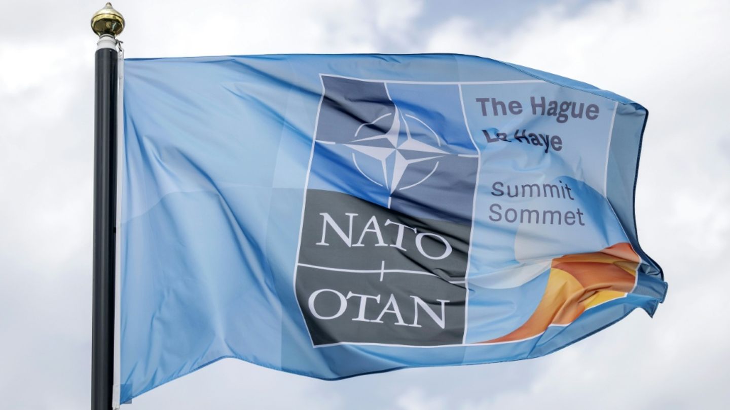 Nato-Gipfel-Fahne