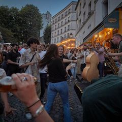 Junge Menschen machen Musik und tanzen in Frankreichs Hauptstadt Paris