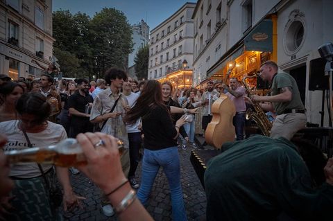 Junge Menschen machen Musik und tanzen in Frankreichs Hauptstadt Paris