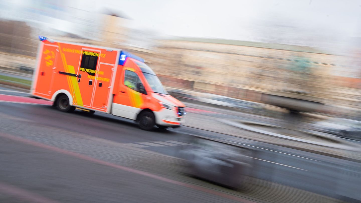 Rettungshubschrauber Einsatz: Jungs spielen in alter Fabrikhalle bei Rettungshubschrauber Einsatz: Jungs spielen in alter Fabrikhalle bei