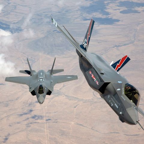 Zwei F35 Kampfflugzeuge fleigen beim jährlichen Nato-Manöver zur Verteidigung des europäischen Bündnisgebiets mit Atomwaffen Zwei F35 Kampfflugzeuge fleigen beim jährlichen Nato-Manöver zur Verteidigung des europäischen Bündnisgebiets mit Atomwaffen