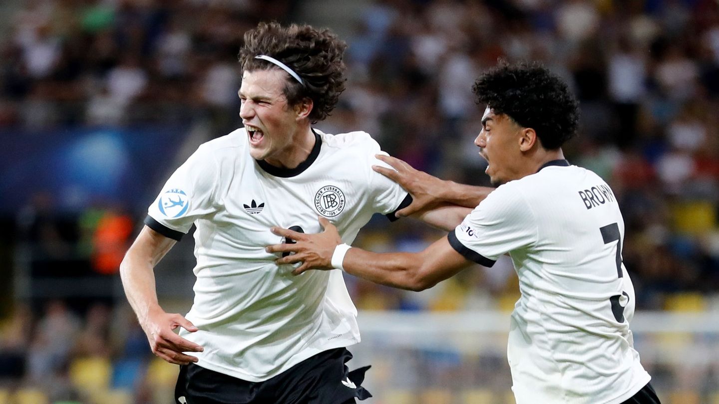 Football European Championship: U21 celebrates semi-finals-“Eistonnne and Pizza”