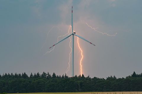 Unwetter: Blitz über dem brandenburgischen Sieversdorf
