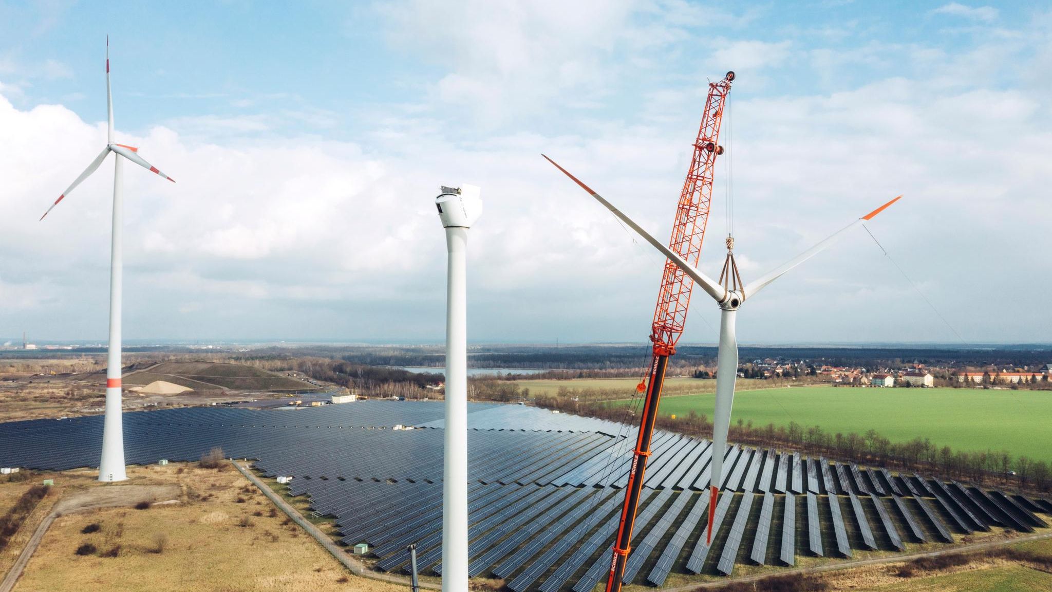 Windkraftanlagen werden an einem Solarpark in Roitzsch bei Halle errichtet