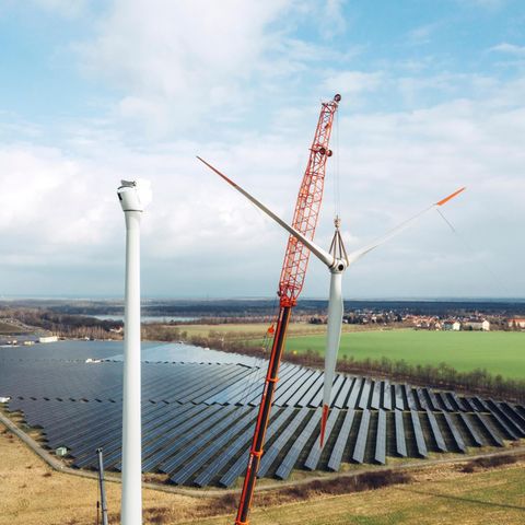 Windkraftanlagen werden an einem Solarpark in Roitzsch bei Halle errichtet