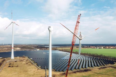 Windkraftanlagen werden an einem Solarpark in Roitzsch bei Halle errichtet