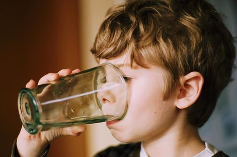 Ein Glas Wasser, kühl und frisch, tut an heißen Tagen besonders gut