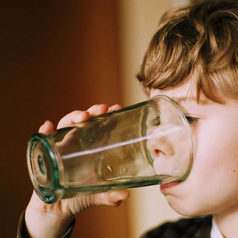 Ein Glas Wasser, kühl und frisch, tut an heißen Tagen besonders gut