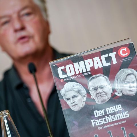 Eine Ausgabe des Compact-Magazins mit Jürgen Elsässer