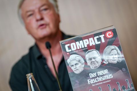 Eine Ausgabe des Compact-Magazins mit Jürgen Elsässer