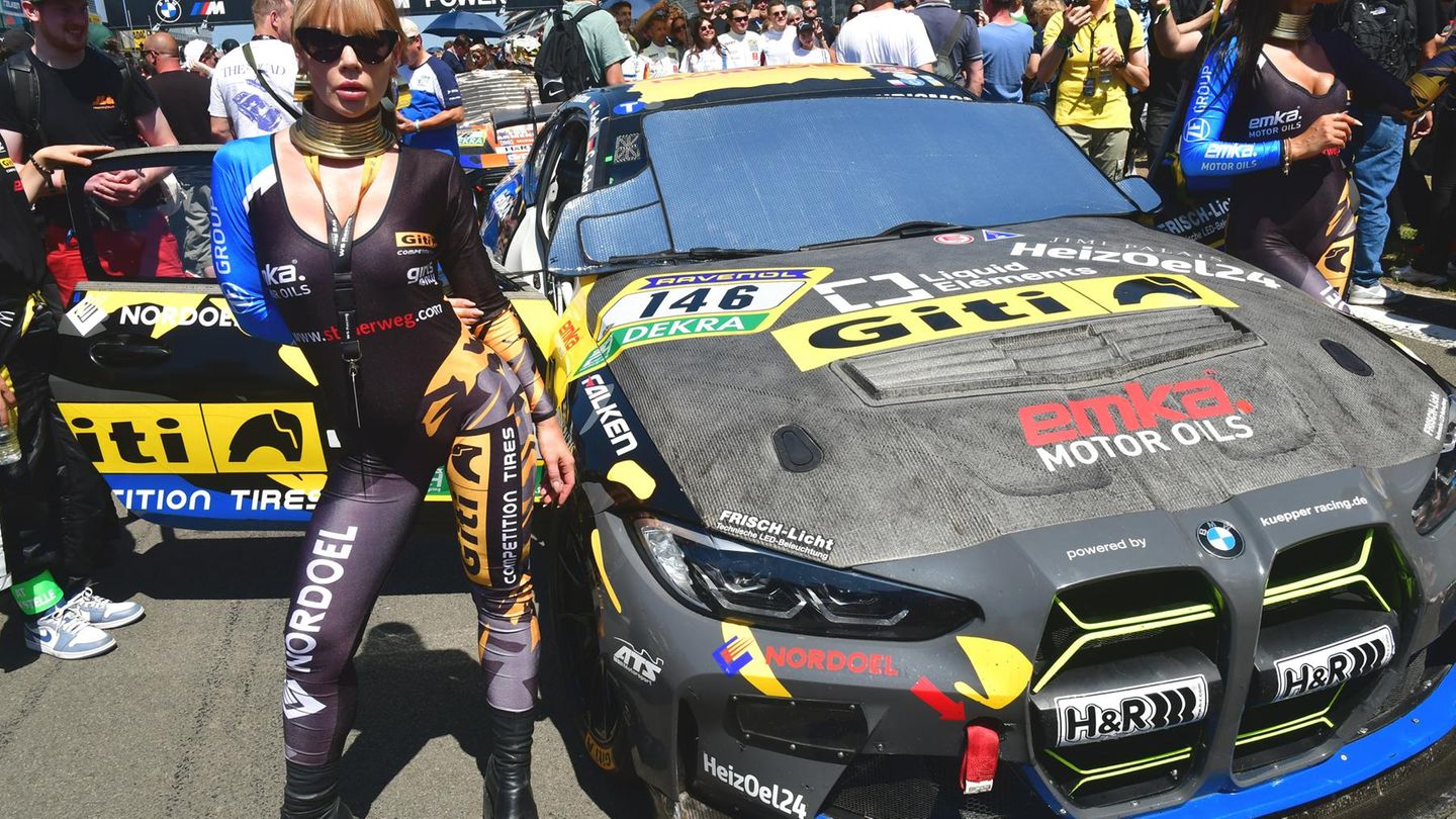 Ein Grid-Girl schmückt den BMW M4 GT4 mit der Startnummer 146 vom Team Giti Tire Motorsport in der Startaufstellung.
