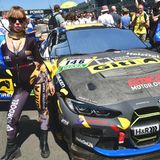 Ein Grid-Girl schmückt den BMW M4 GT4 mit der Startnummer 146 vom Team Giti Tire Motorsport in der Startaufstellung.