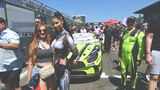 Das Team SR Motorsport by Schnitzelalm hat gleich zwei Girls vor dem Mercedes AMG GT4