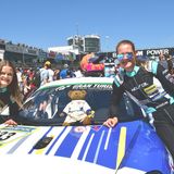 Startnummer 633 von Four Motor im Porsche 718 Cayman GT4 Clubsport Typ 983. Der Teddybär als Talisman darf bei den Schwestern Alesia und Jacqueline, die alternativen Kraftstoff im Tank haben, mitfahren