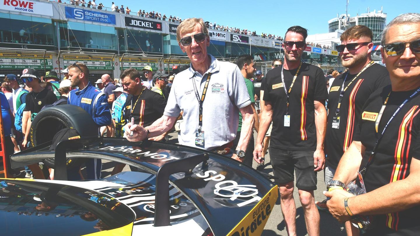 Walter Röhrl wurde beim 24-Stunden-Rennen gesichtet. Er fuhr jedoch nicht den Porsche, sondern veredelte den Wagen mit seiner Unterschrift auf dem Heckspoiler