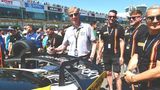 Walter Röhrl wurde beim 24-Stunden-Rennen gesichtet. Er fuhr jedoch nicht den Porsche, sondern veredelte den Wagen mit seiner Unterschrift auf dem Heckspoiler