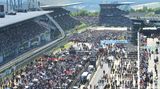 280.000 Zuschauer waren beim 24-Stunden-Rennen dabei. In der Startaufstellung der Rennwagen vor den Tribünen wurde es sehr eng