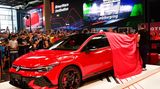 Rennfahrer und VW-Entwicklungsfahrer Benjamin Leuchter durfte das rote Tuch vom stärksten Serienmodell der GTI-Geschichte abziehen: dem neuen Golf GTI Edition 50 mit 325 PS und 420 Nm Drehmoment