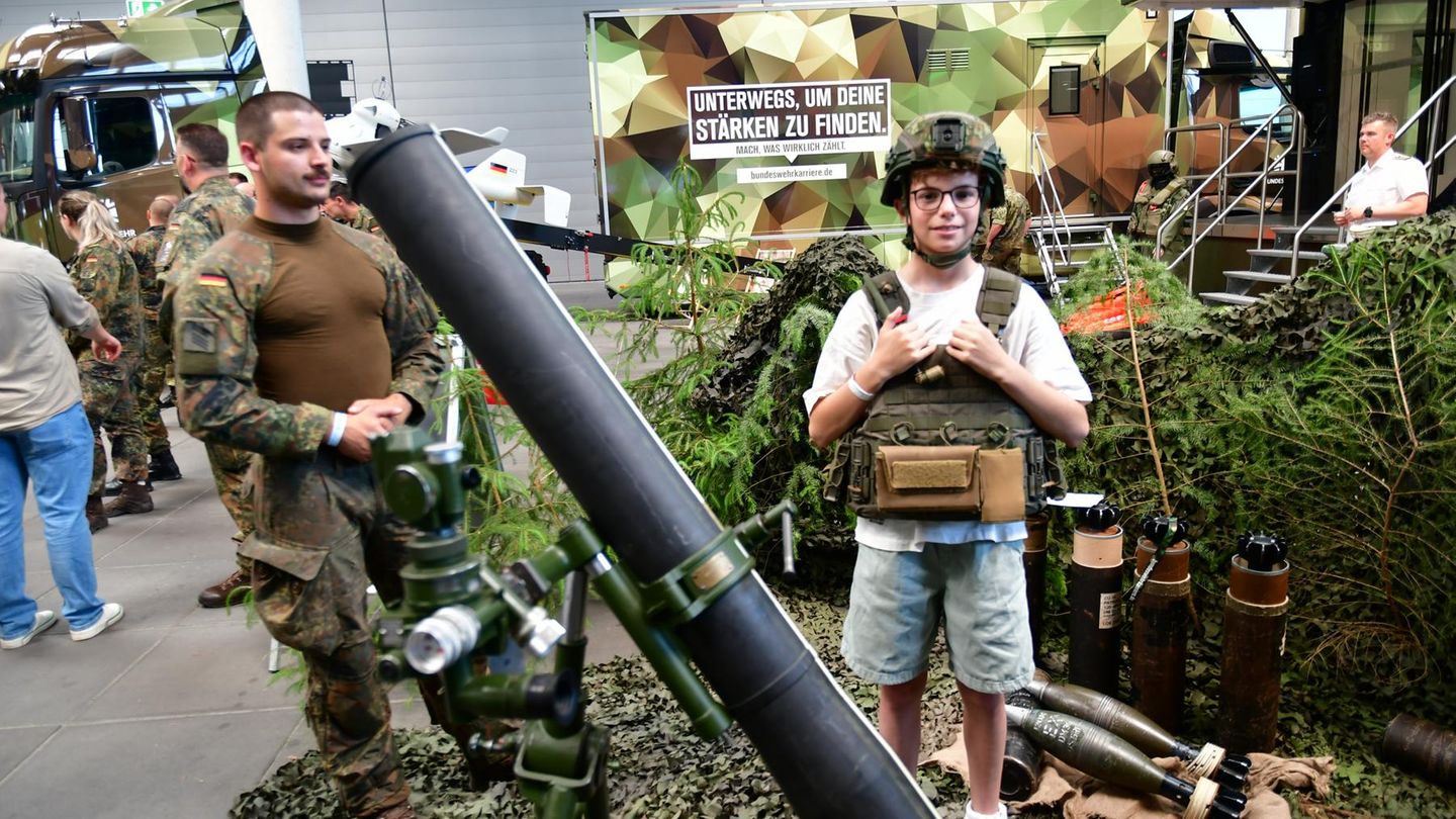 Im Ring-Boulevard hatte die Bundeswehr einen großen Infostand aufgebaut. Ein getarnter Wiesel, ein Hubschrauber und Spiele waren zu sehen. Auch ein Stahlhelm konnte ausprobiert werden