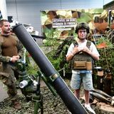 Im Ring-Boulevard hatte die Bundeswehr einen großen Infostand aufgebaut. Ein getarnter Wiesel, ein Hubschrauber und Spiele waren zu sehen. Auch ein Stahlhelm konnte ausprobiert werden