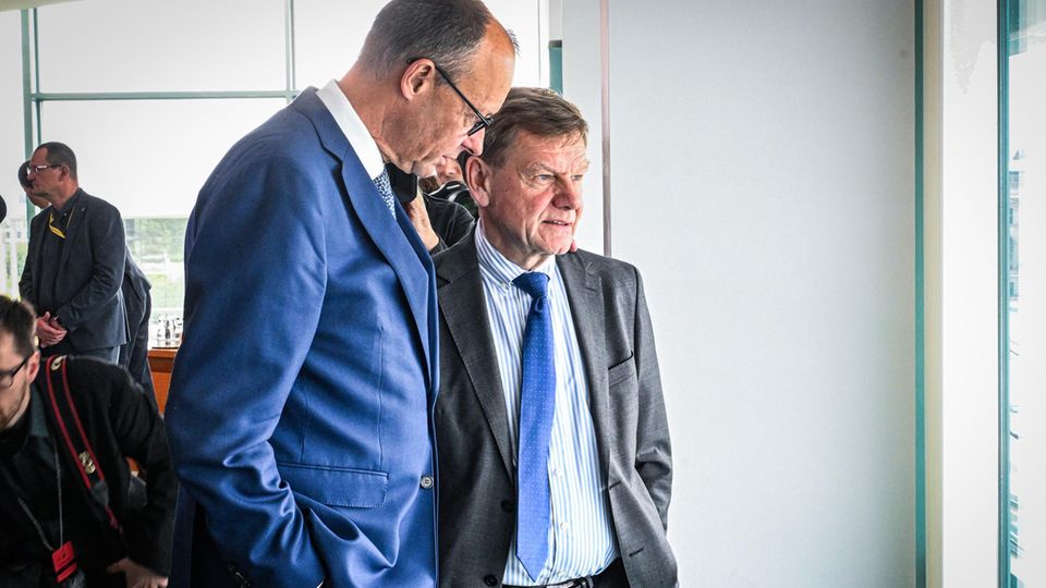 Bundeskanzler Merz und Außenminister Wadephul beraten sich leise