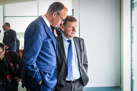 Bundeskanzler Merz und Außenminister Wadephul beraten sich leise