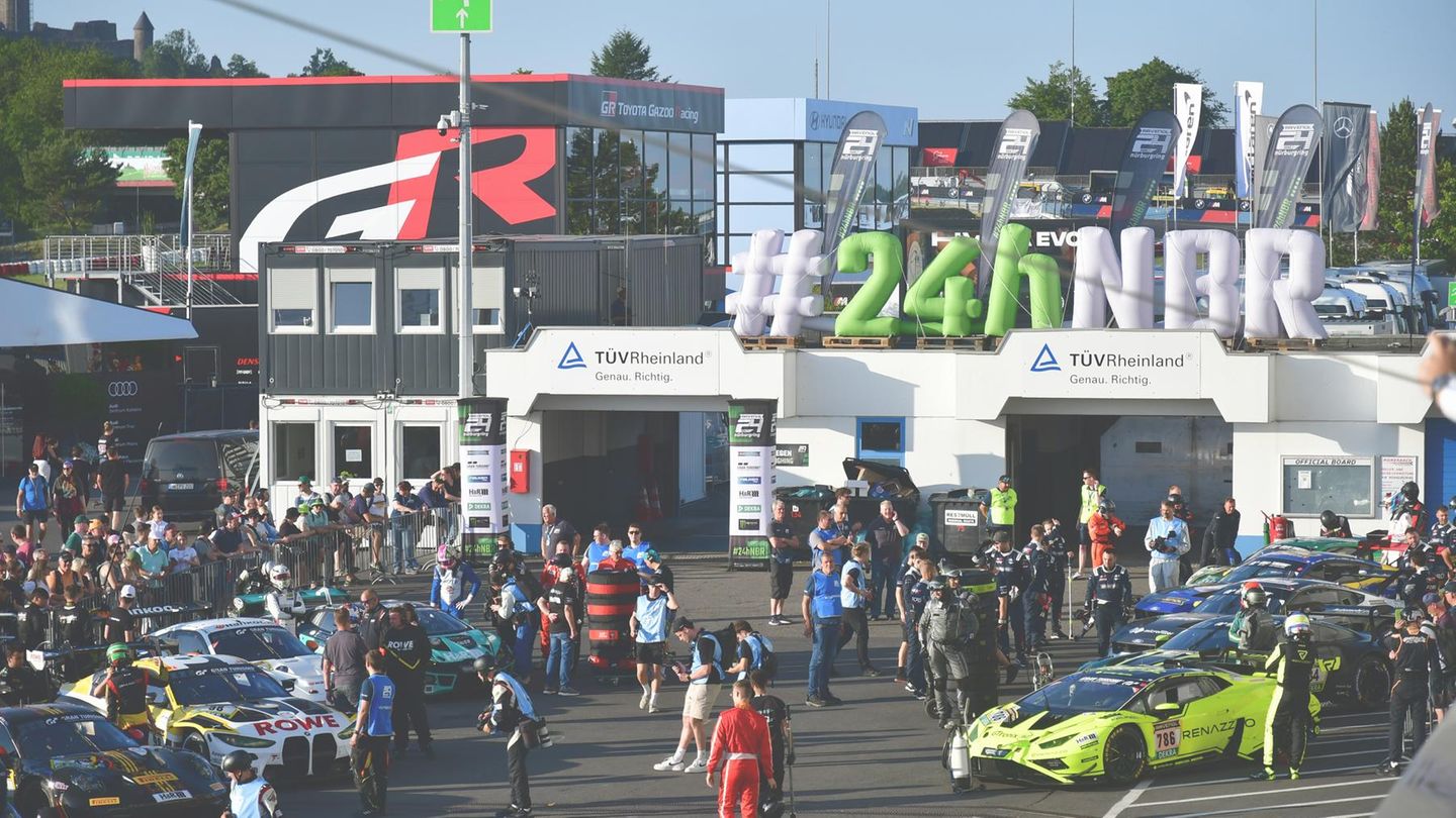 Alles bereit für den großen Freitags-Showdown: Rennleiter Walter Hornung loste die Startreihenfolge für das Top-Qualifying der 17 besten Fahrzeuge aus