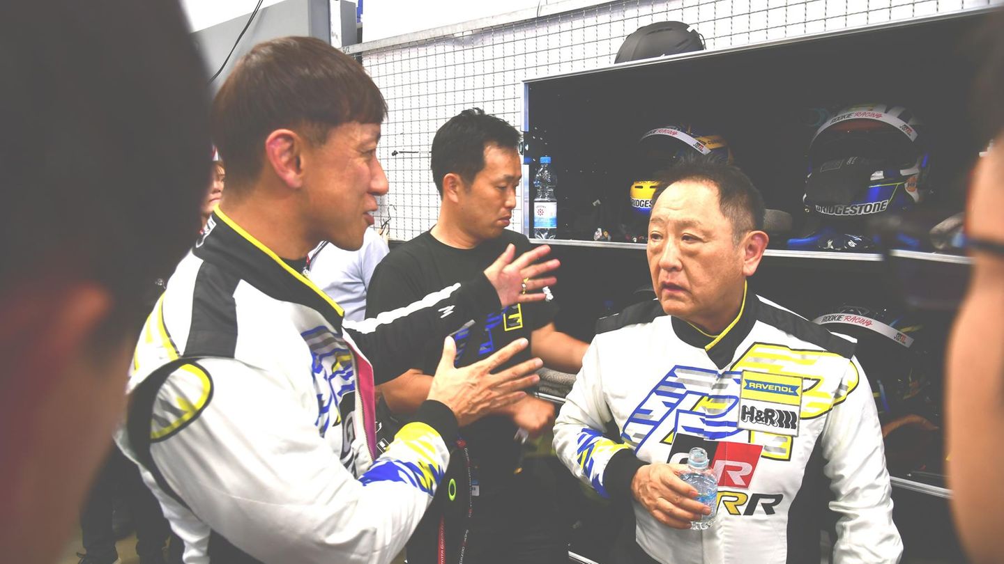 Beim Team Toyota Gazoo Rookie Racing gab es einen besonderen Fahrer: Unter dem Pseudonym Maurizio fuhr Akio Toyoda, der Aufsichtsratsvorsitzende von Toyota