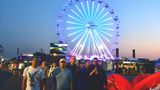 Das Riesenrad beim 24-Stunden-Rennen befindet sich im Fahrerlager und wird jedes Jahr von Ravenol gesponsert. Der Panoramablick über die Rennstrecke ist einzigartig