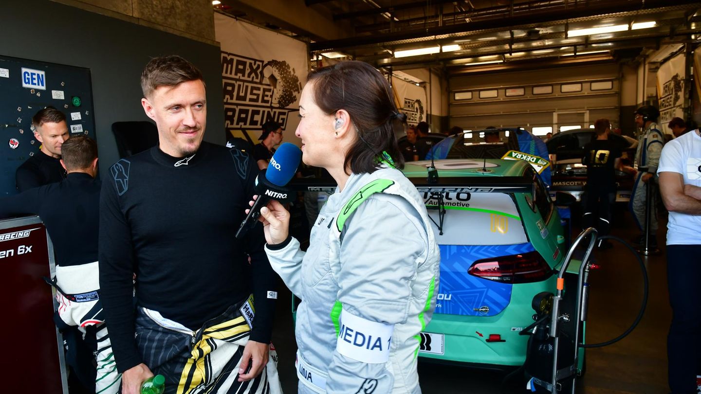 Max Kruse vor seiner Box 8. Er wird von einer Reporterin von RTL interviewt