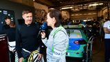 Max Kruse vor seiner Box 8. Er wird von einer Reporterin von RTL interviewt