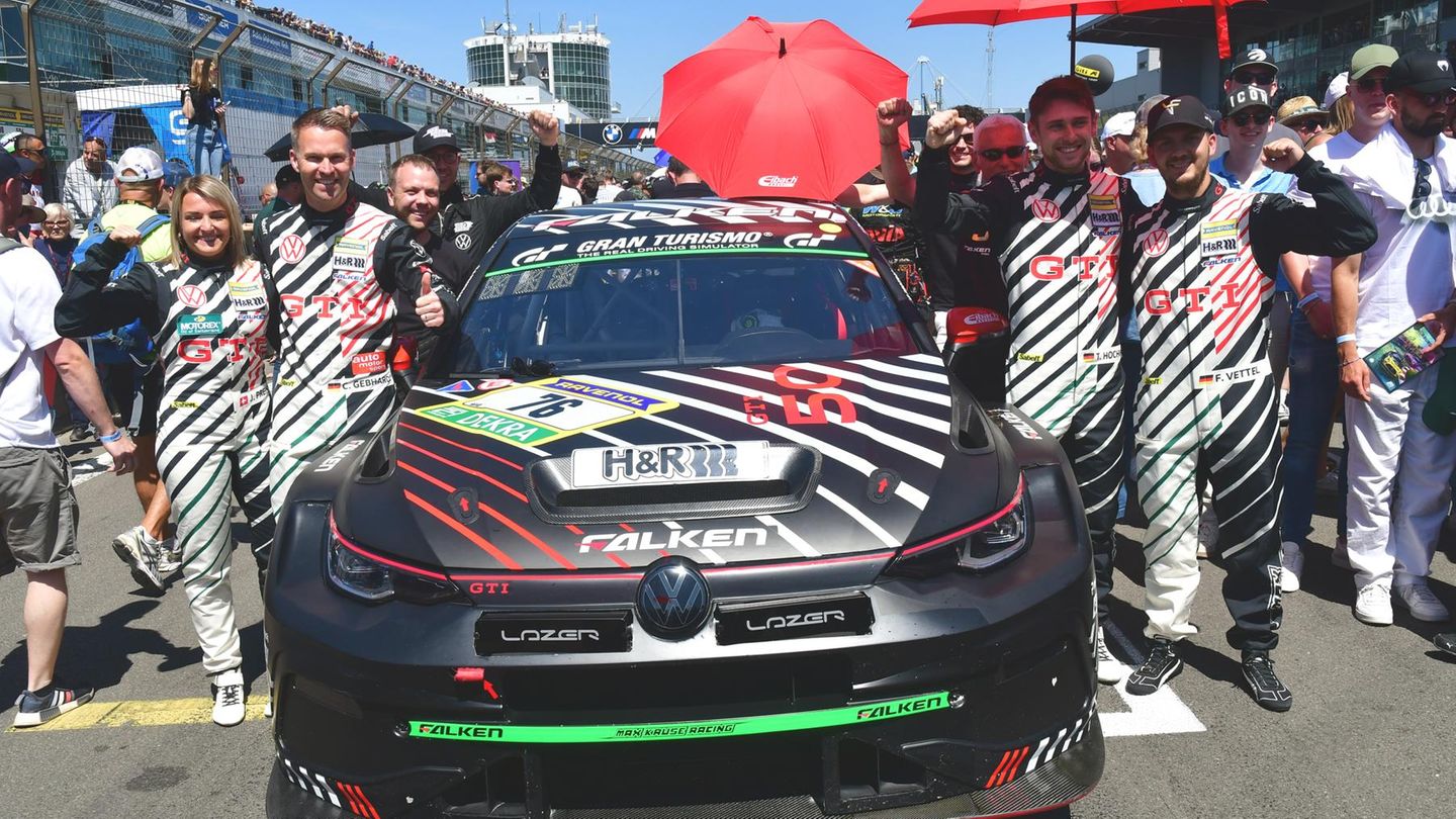 Mit Startnummer 76 der VW Golf GTI Clubsport 24h und Jasmin Preisig, Christian Gebhardt, Fabian Vettel und Timo Hochwind