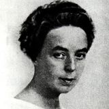 Porträtfoto einer jungen Frau mit hochgesteckten Haaren, SW-Foto