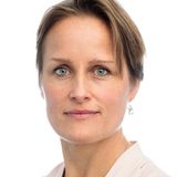 Porträtfoto einer Frau, die offen aber bestimmt in die Kamera schaut