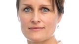 Porträtfoto einer Frau, die offen aber bestimmt in die Kamera schaut